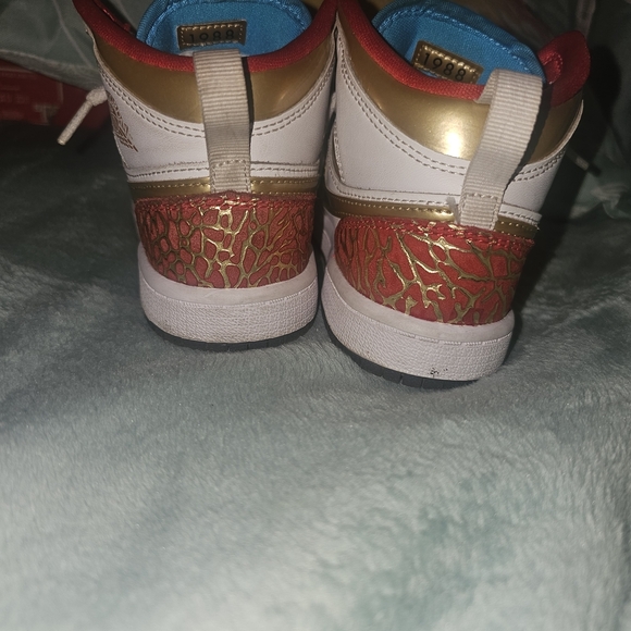 Jordan 1 Mid Unc To Chi Size 13C Kids' White, Gold, Red, and Blue Sneakers - Picture 10 of 16